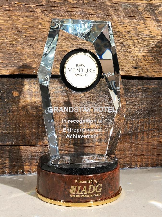 Grandstay Hotel & Suites Rock Valley Exterior foto